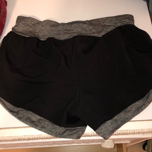 Athletic shorts - Picture 2 of 3